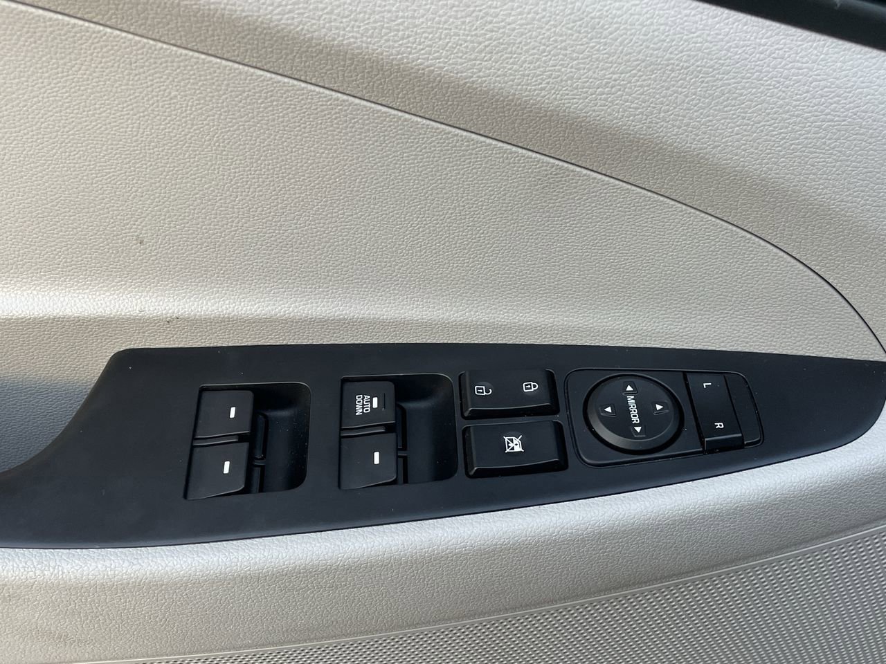 Used 2018 Black Noir Pearl Hyundai SE image 16