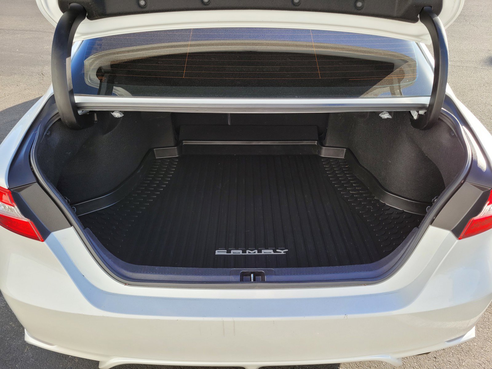 Used 2020 WIND CHILL PEARL Toyota XSE image 10