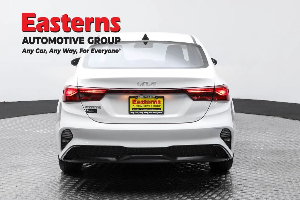 Used 2022 White Kia LXS image 6