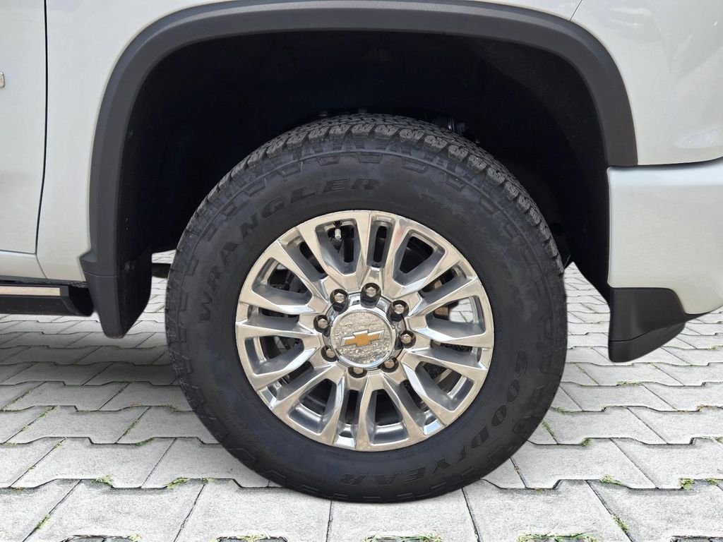 Used 2021 White Chevrolet High Country image 3