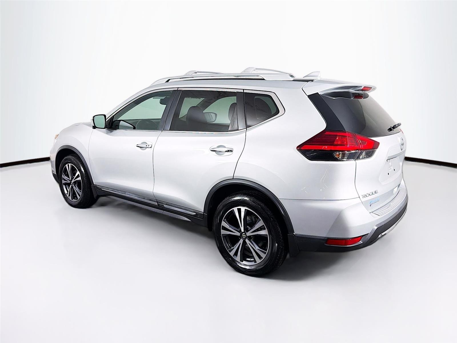 Used 2017 Brilliant Silver Nissan SL image 9