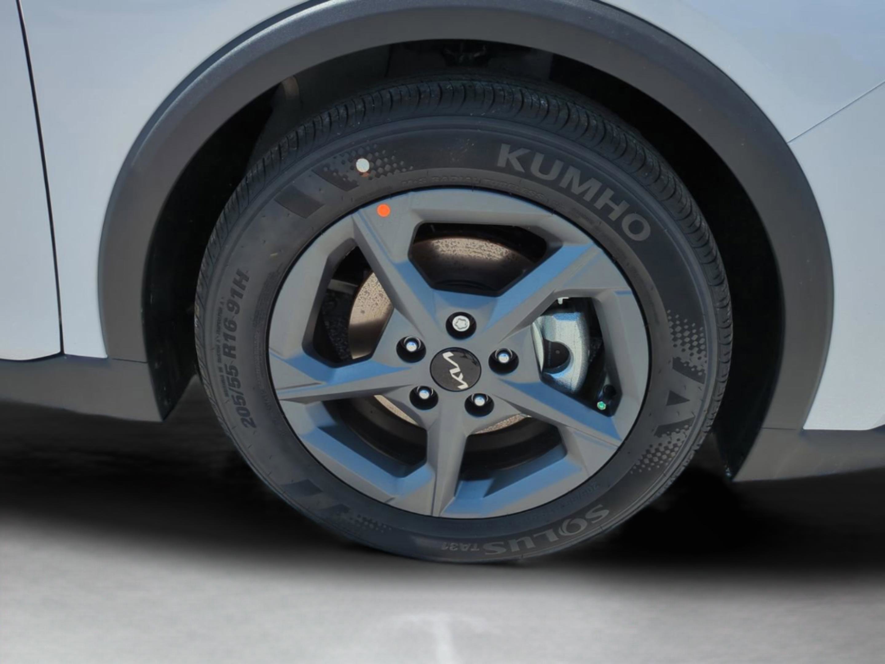New 2026 Snow White Pearl Kia LXS image 11