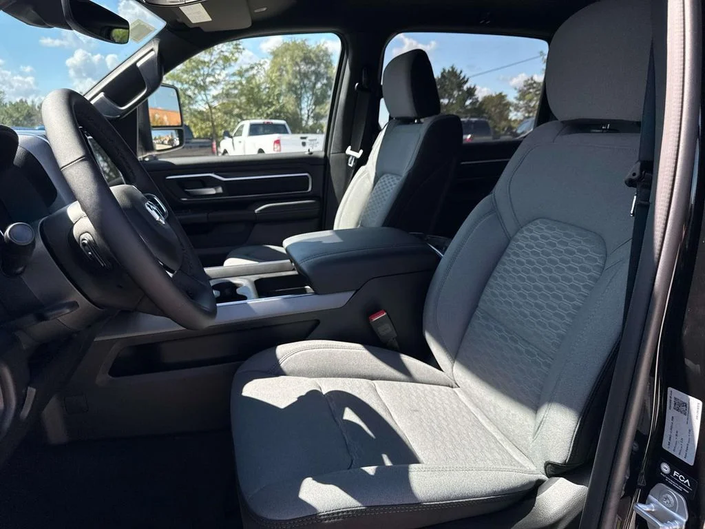 New 2025 Diamond Black Crystal Pearl-Coat Exterior Paint RAM Big Horn/Lone Star image 15