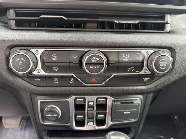 Used 2025 Green Jeep Sport S image 20