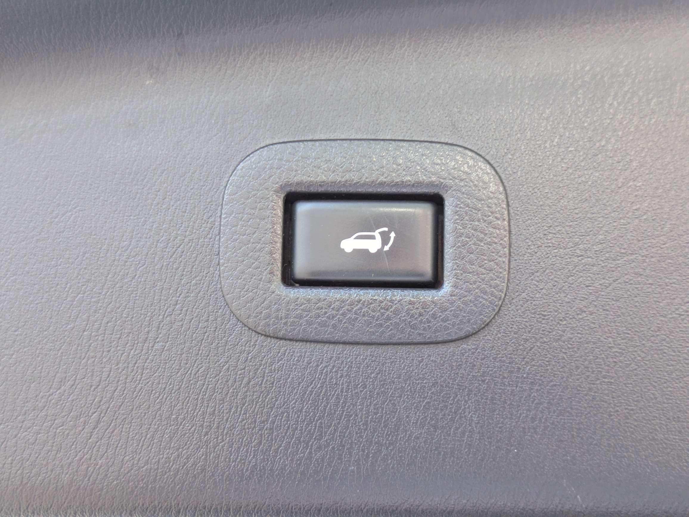 Used 2017 White Nissan SL image 10