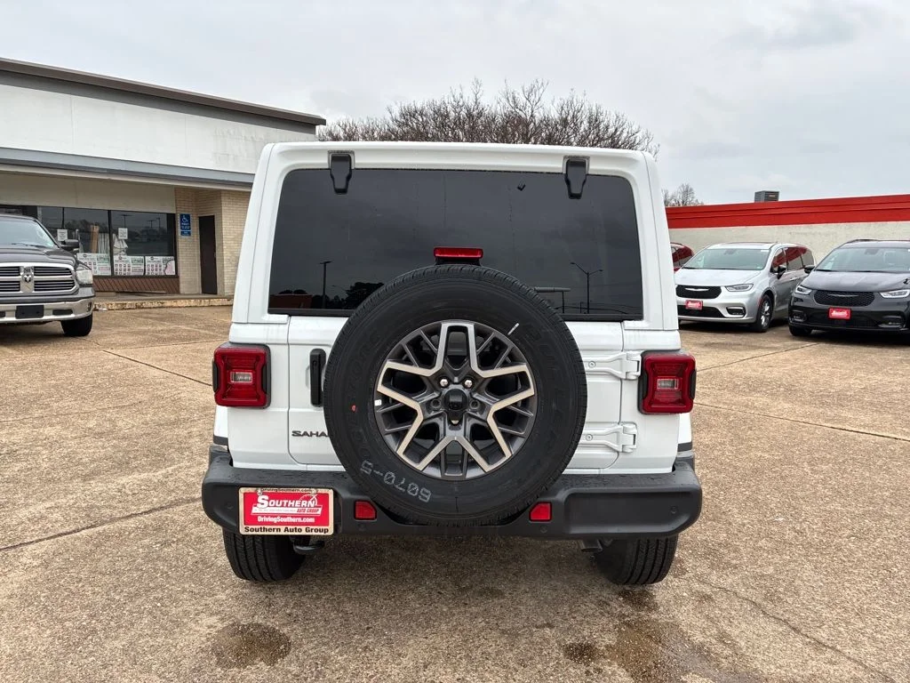 New 2025 Bright White Clear-Coat Exterior Paint Jeep Sahara image 4