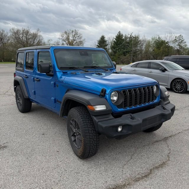 Used 2024  Jeep Sport S image 2