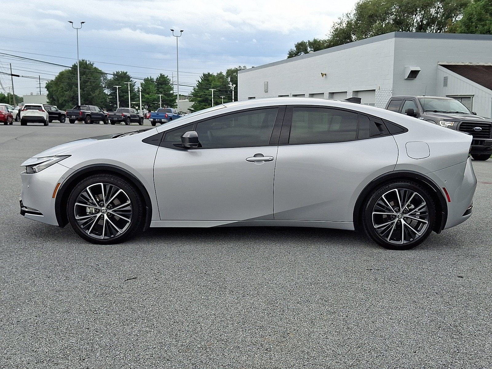 Certified Used 2025 CUTTING EDGE Toyota Limited image 4