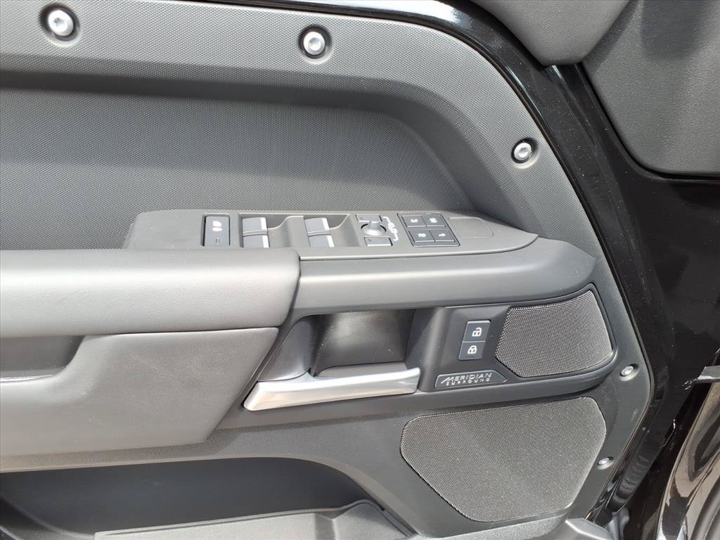 New 2026 Santorini Black Metallic Land Rover X-Dynamic SE image 14