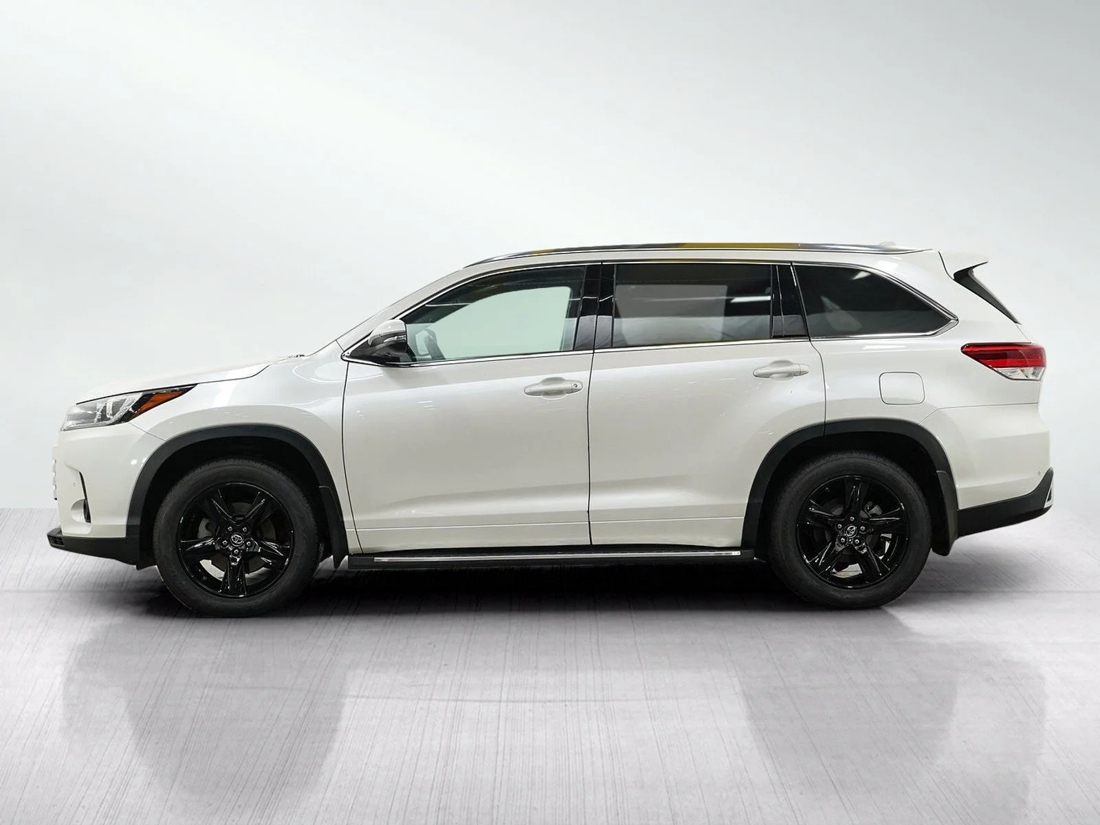 Used 2019 Toyota Highlander Limited Platinum with VIN 5TDDZRFH8KS711485 for sale in Wayzata, Minnesota