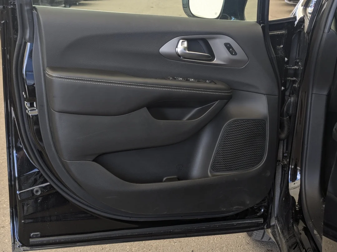 New 2027 Black Chrysler Select - - AWD - Safety Sphere Pkg - Stow n Go Seating - Heated Seats - Remote Start & More! image 11