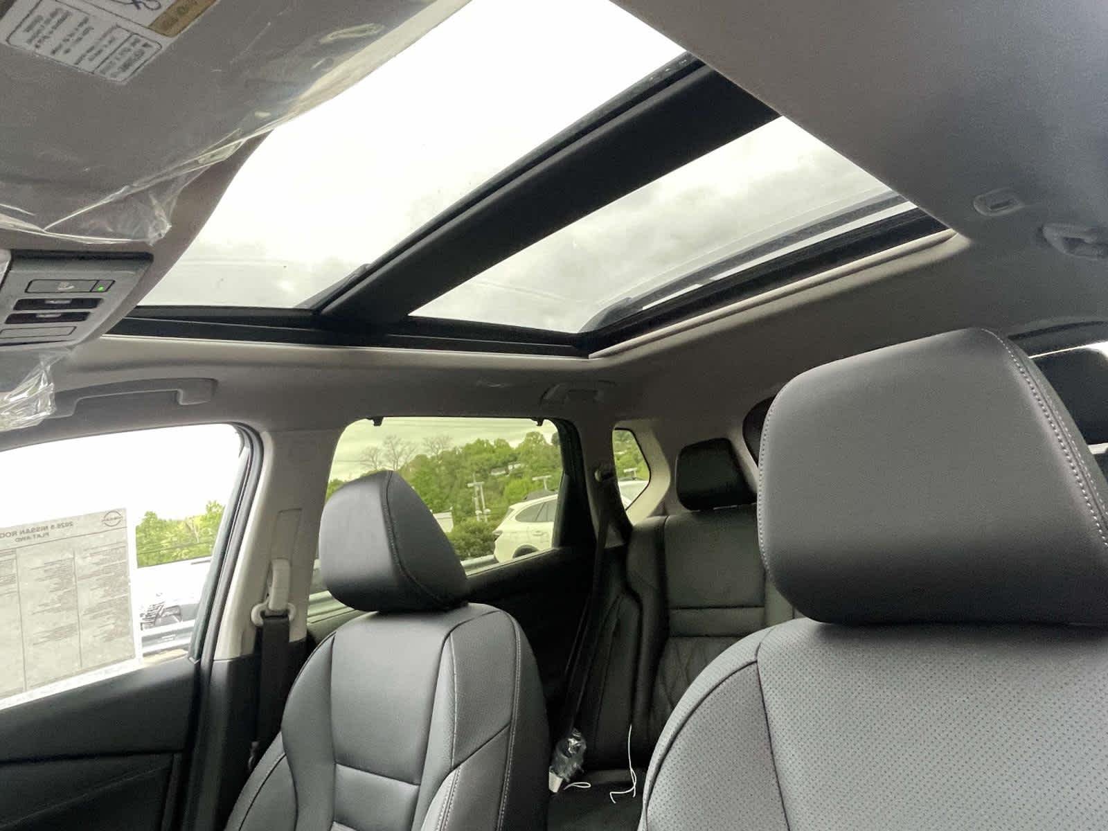 New 2026 Obsidian Green Nissan Platinum image 5