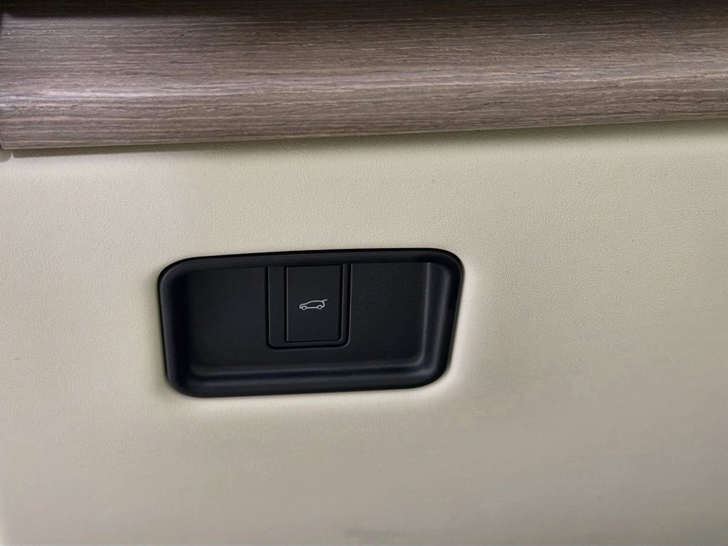 New 2026 Fuji White Land Rover SE image 10
