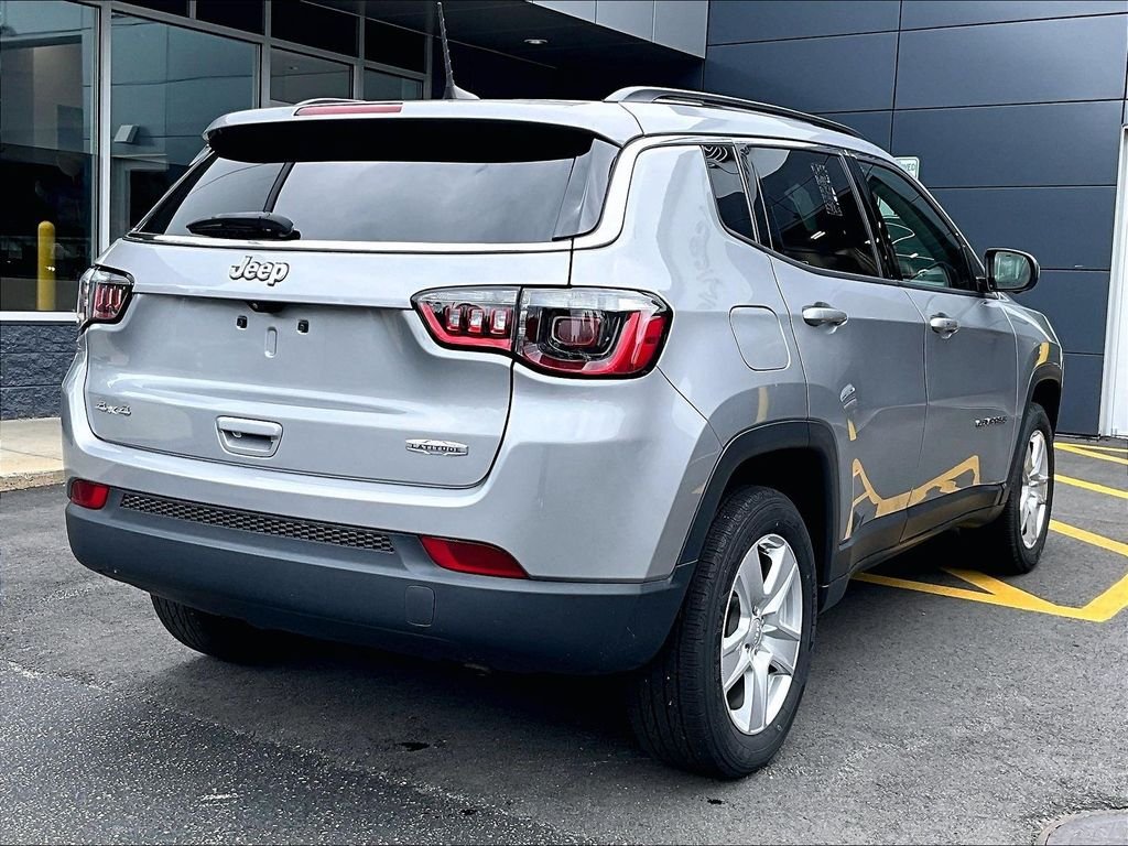 Used 2022 Silver Jeep Latitude image 4