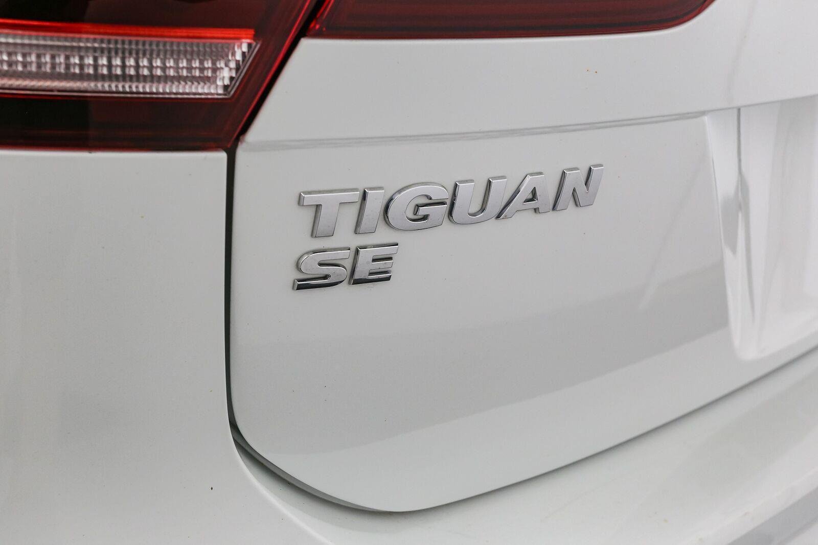 Used 2021 Pure White Volkswagen SE image 12