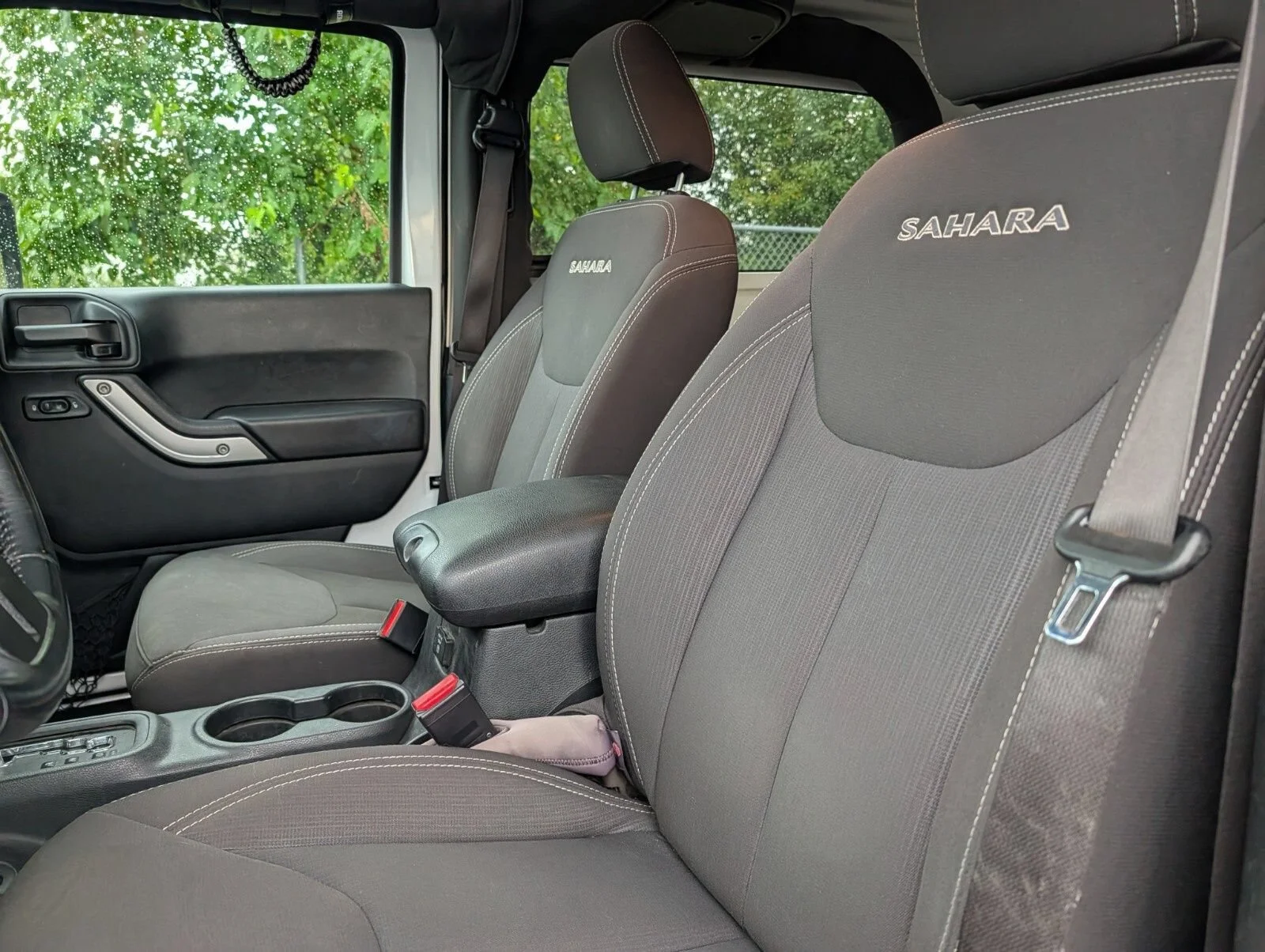 Used 2018 White Jeep Sahara 4x4 image 16