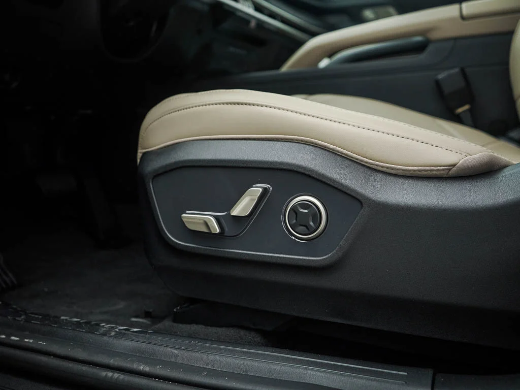 New 2027 Ivory Silver Kia EX AWD image 21