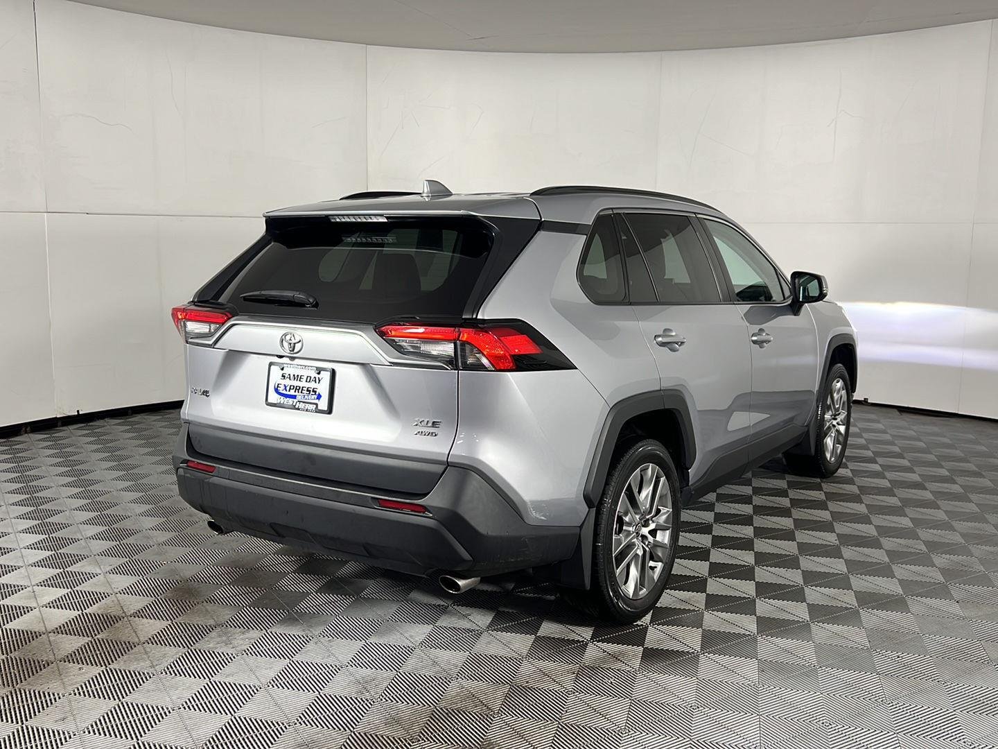 Used 2023 Silver Sky Metallic Toyota XLE Premium image 9