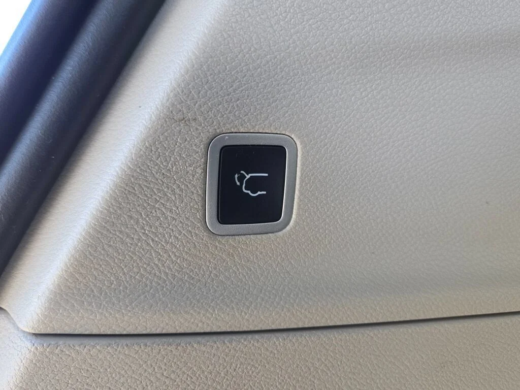 Used 2024 White Chrysler Limited image 18
