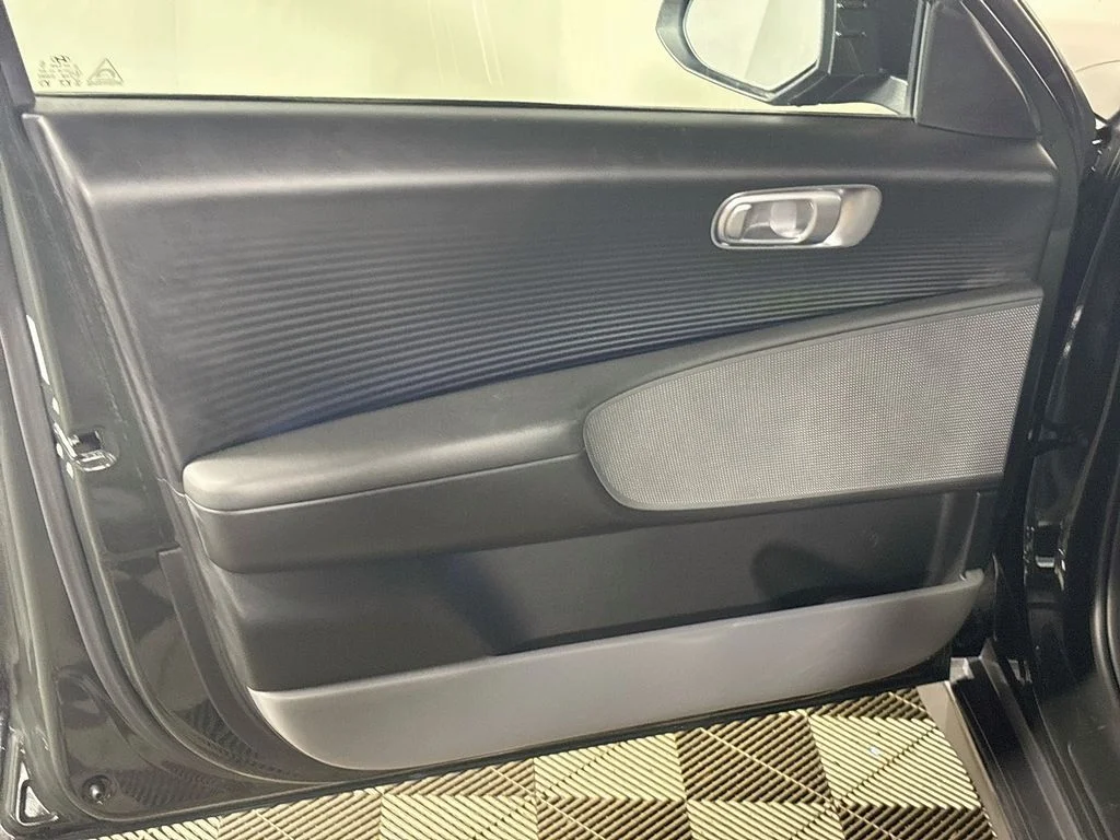 Used 2023 Green Hyundai SEL image 10