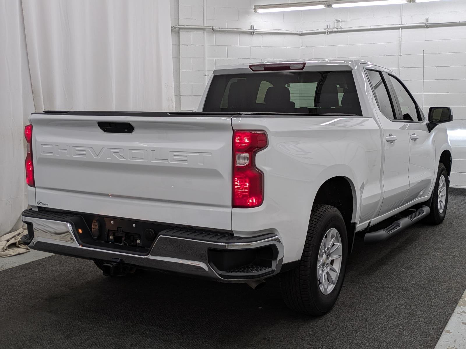 2021 Chevrolet Silverado 1500 LT photo 3