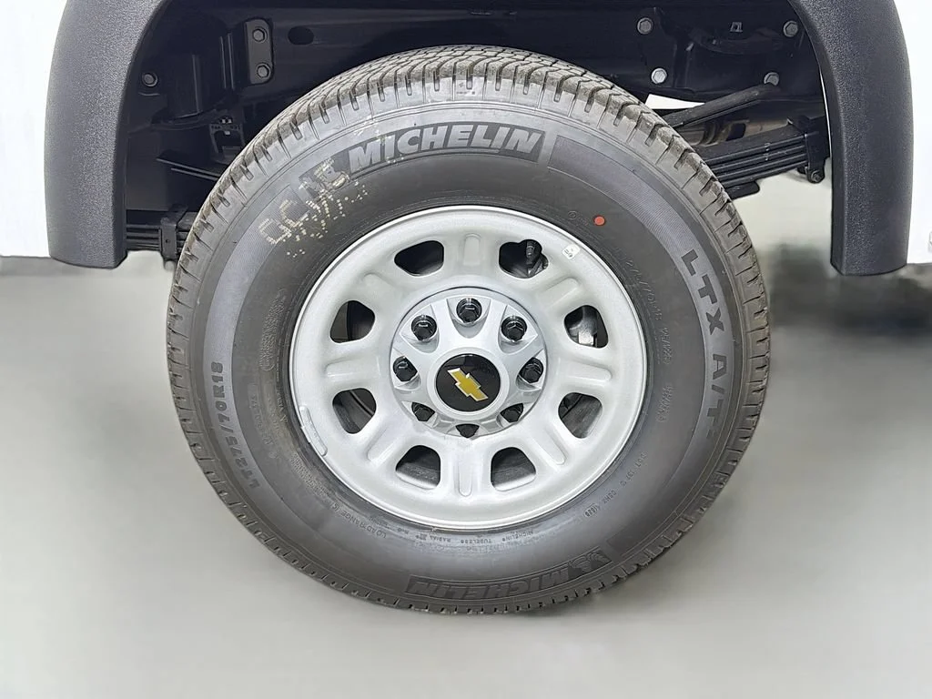 New 2026 Summit White Chevrolet WT image 27
