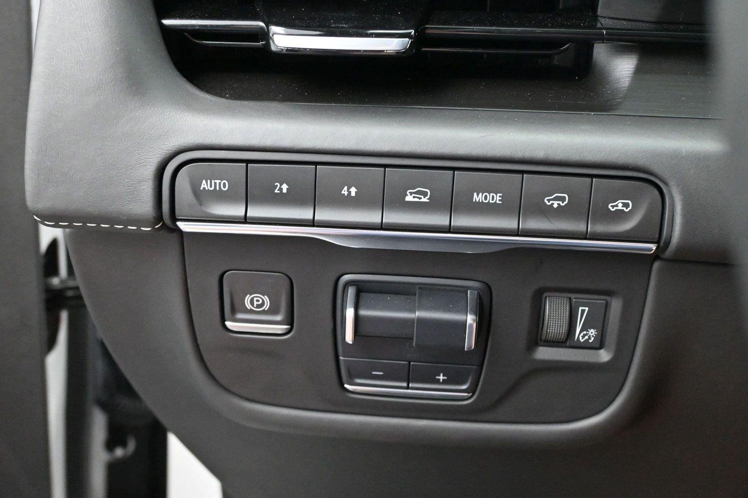 Used 2021 CRYSTAL WHITE TRICOAT Cadillac Sport Platinum image 22