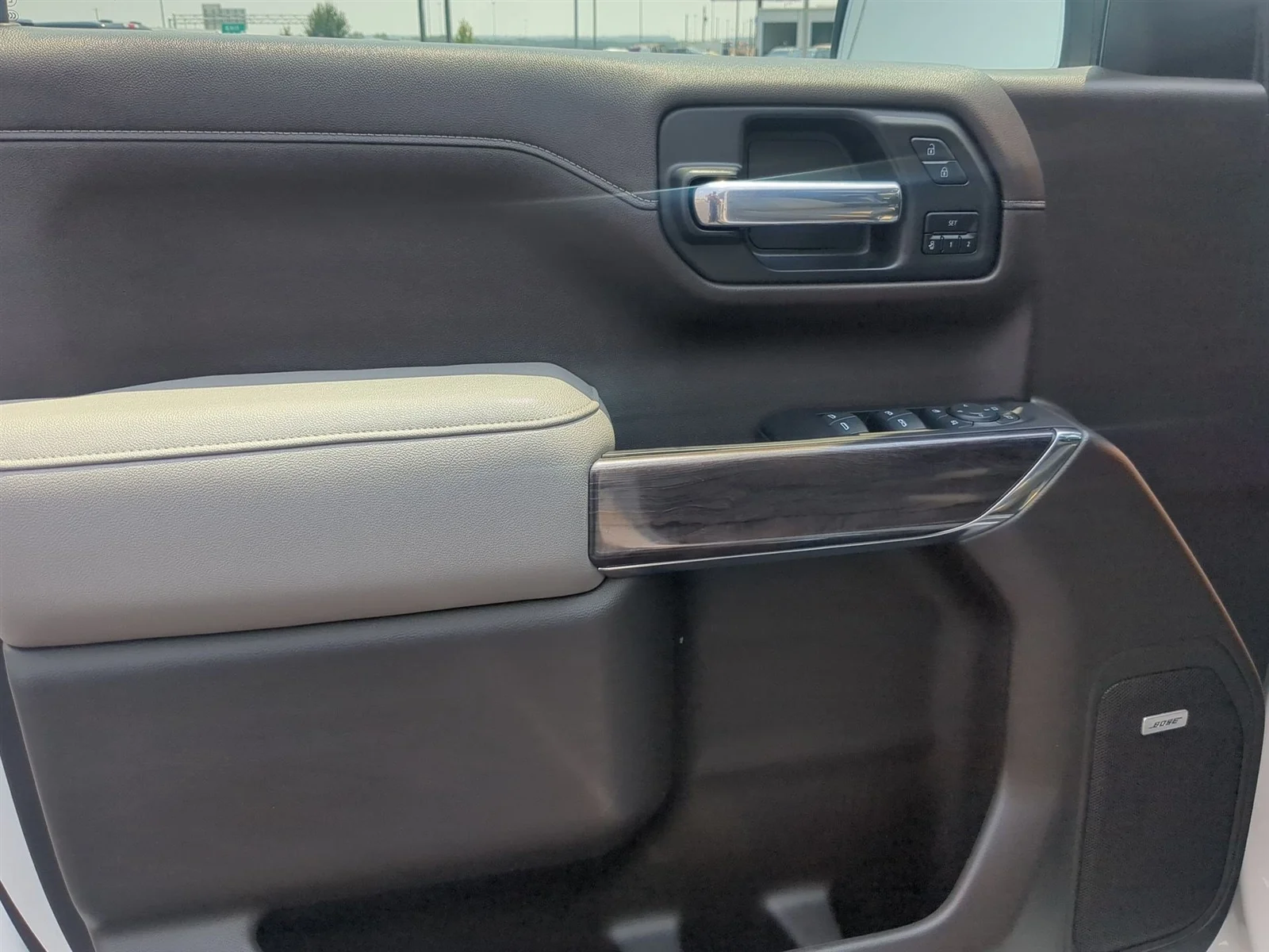 Used 2022 Iridescent Pearl Tricoat Chevrolet LTZ image 23
