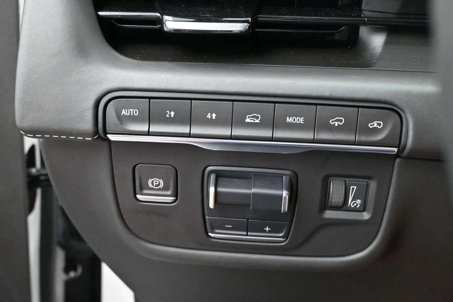 Used 2021 CRYSTAL WHITE TRICOAT Cadillac Sport Platinum image 22