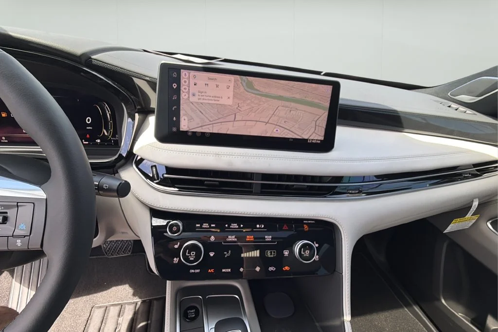 New 2027 2T RAD WHT INFINITI Sport AWD image 23