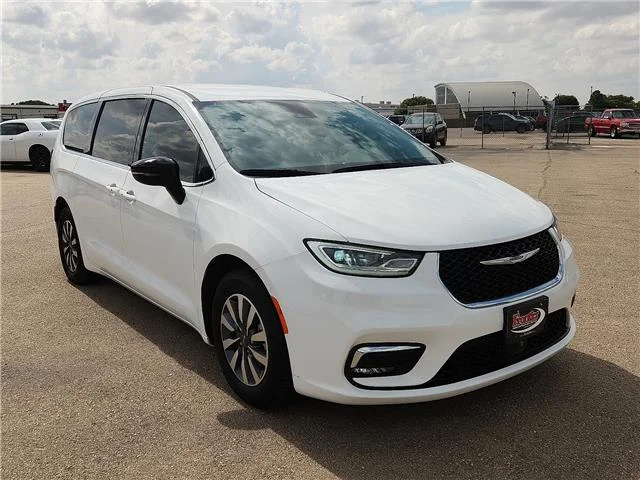Used 2024 White Chrysler Select Front-Wheel Drive Passenger image 6