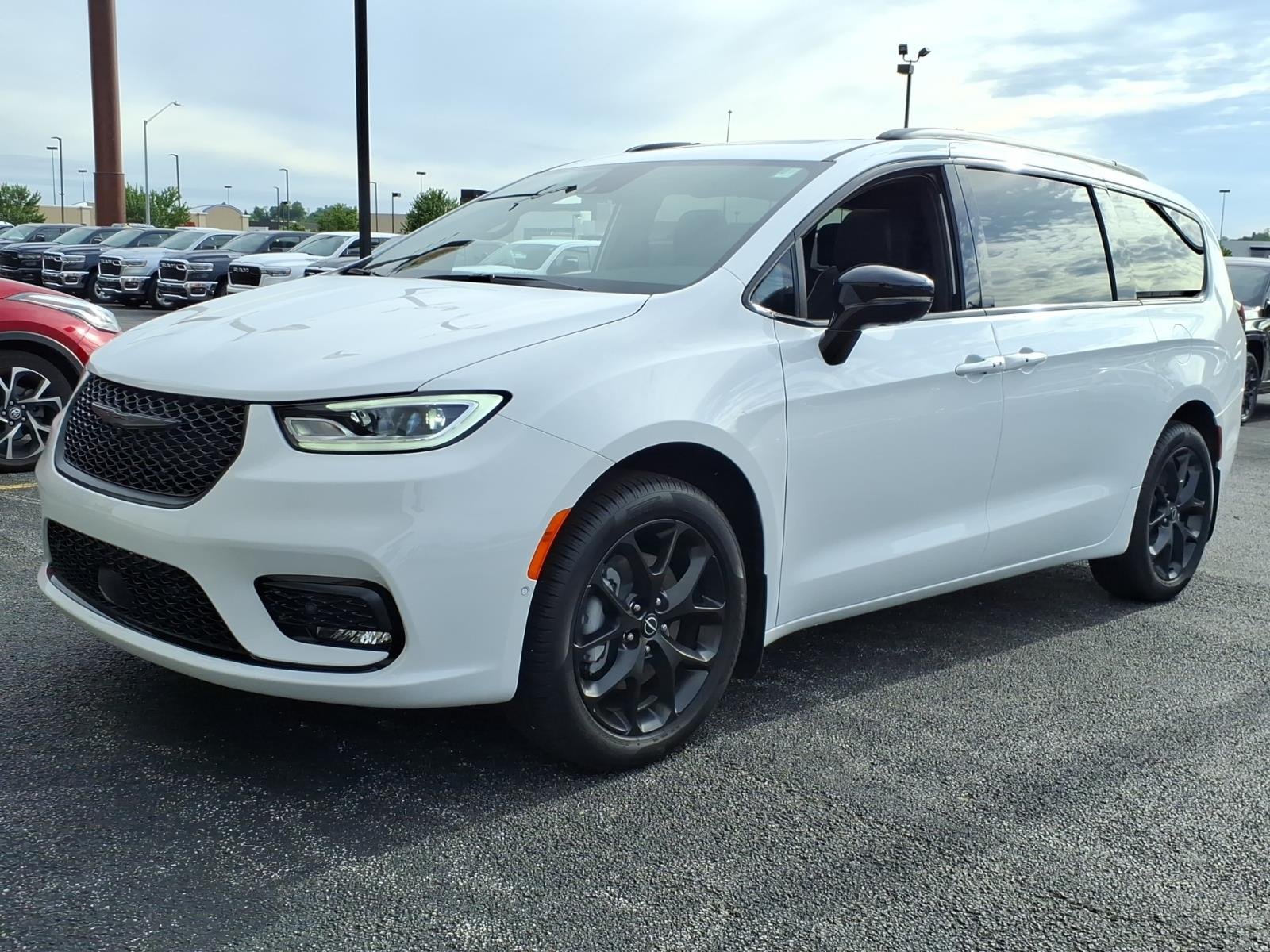 2026 Chrysler Pacifica Limited AWD's photo