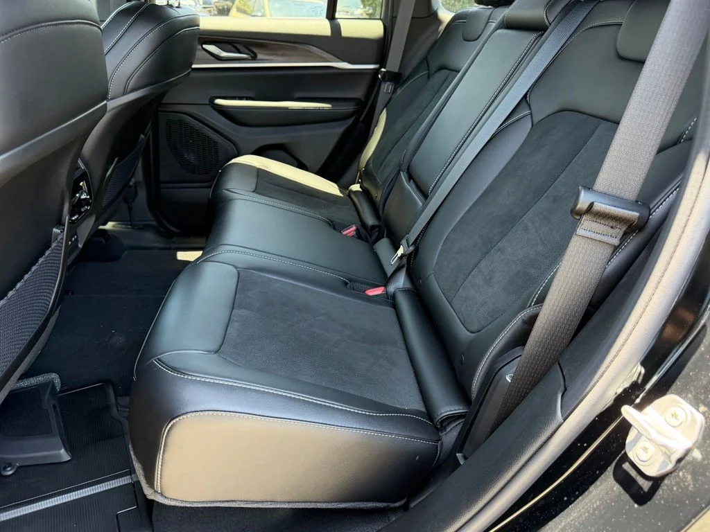 New 2026 Diamond Black Crystal Pearl-Coat Exterior Paint Jeep Laredo image 31