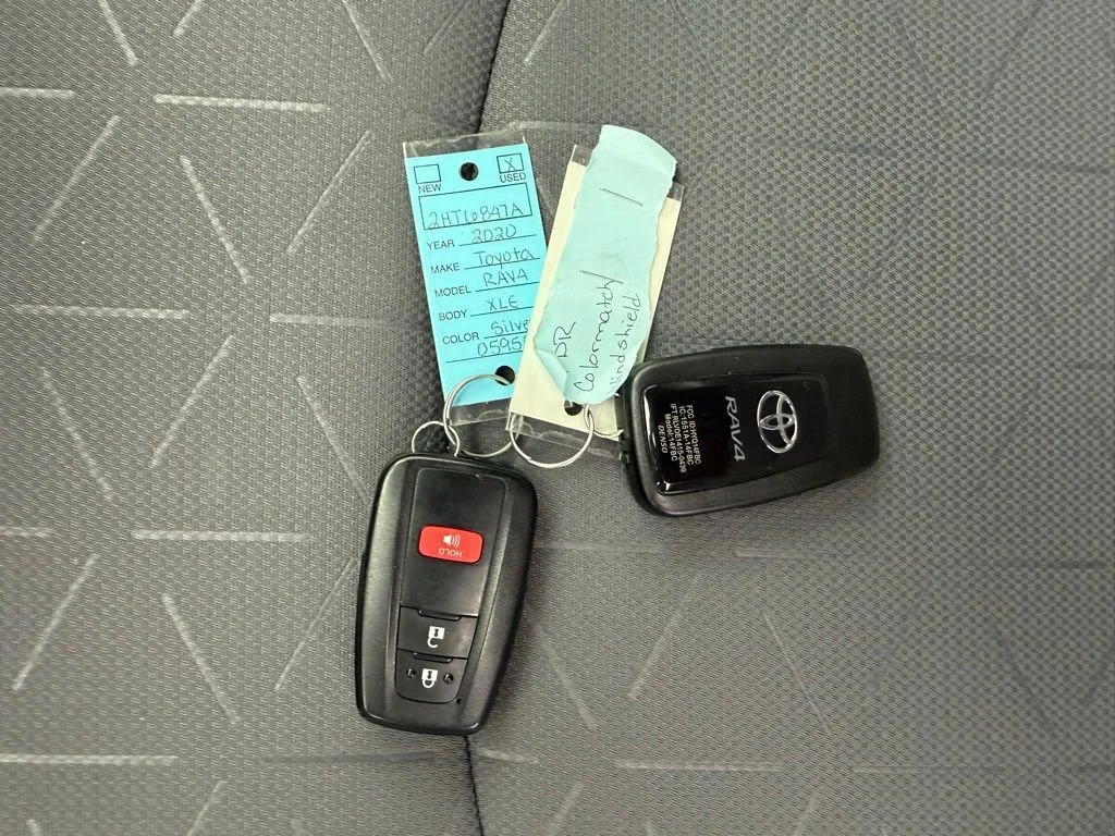 Used 2020  Toyota XLE image 34