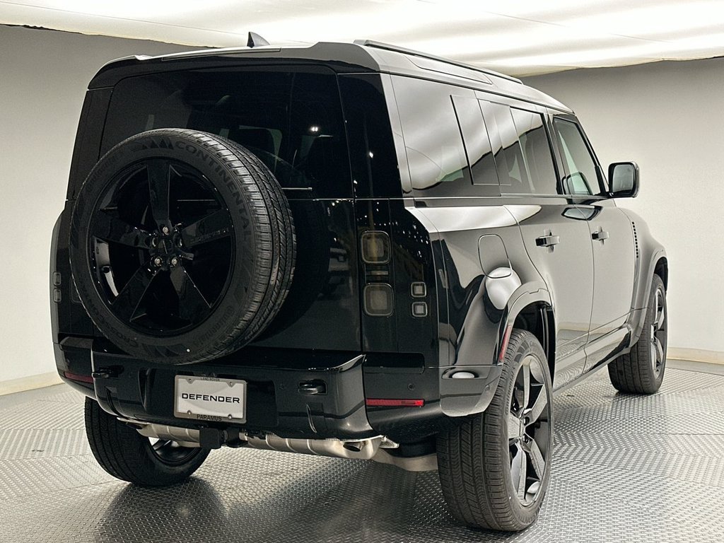 New 2026 Santorini Black Metallic Land Rover X-Dynamic SE image 3