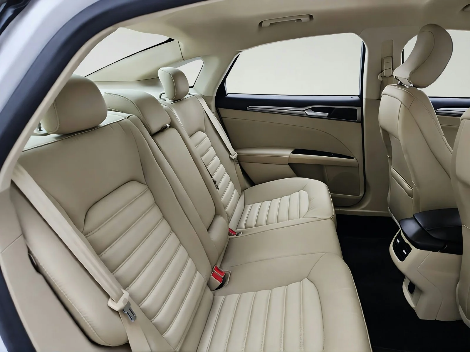 Used 2015 Oxford White Ford SE image 30