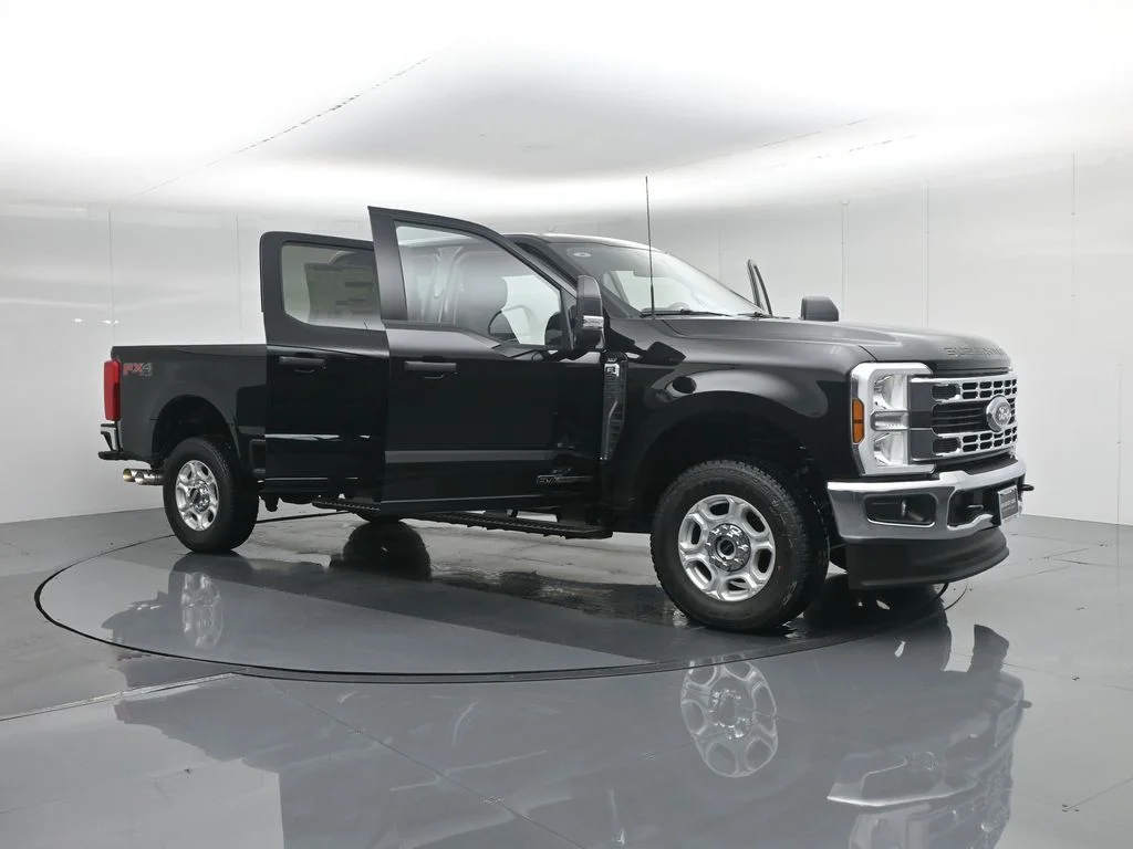 New 2026 Agate Black Metallic Ford XLT image 32