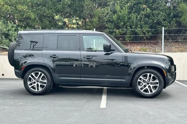 New 2026 Santorini Black Land Rover S image 6