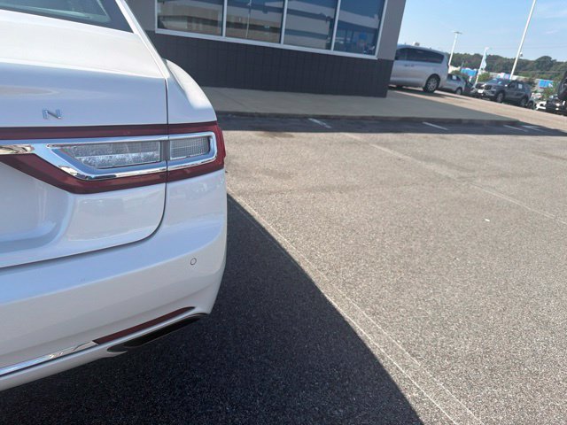 Used 2017 White Lincoln Premiere image 5