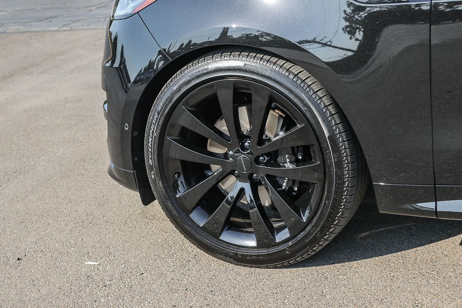 New 2026 Santorini Black Land Rover Dynamic SE image 9