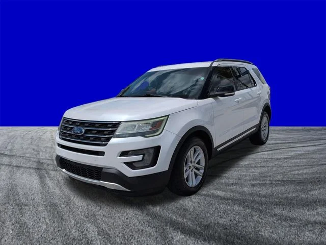 Certified Used 2017 White Platinum Clearcoat Metallic Ford XLT image 8