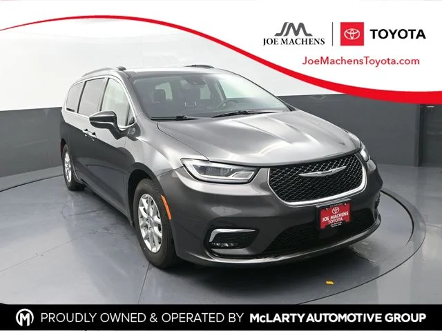 2022 Chrysler Pacifica Touring L's photo