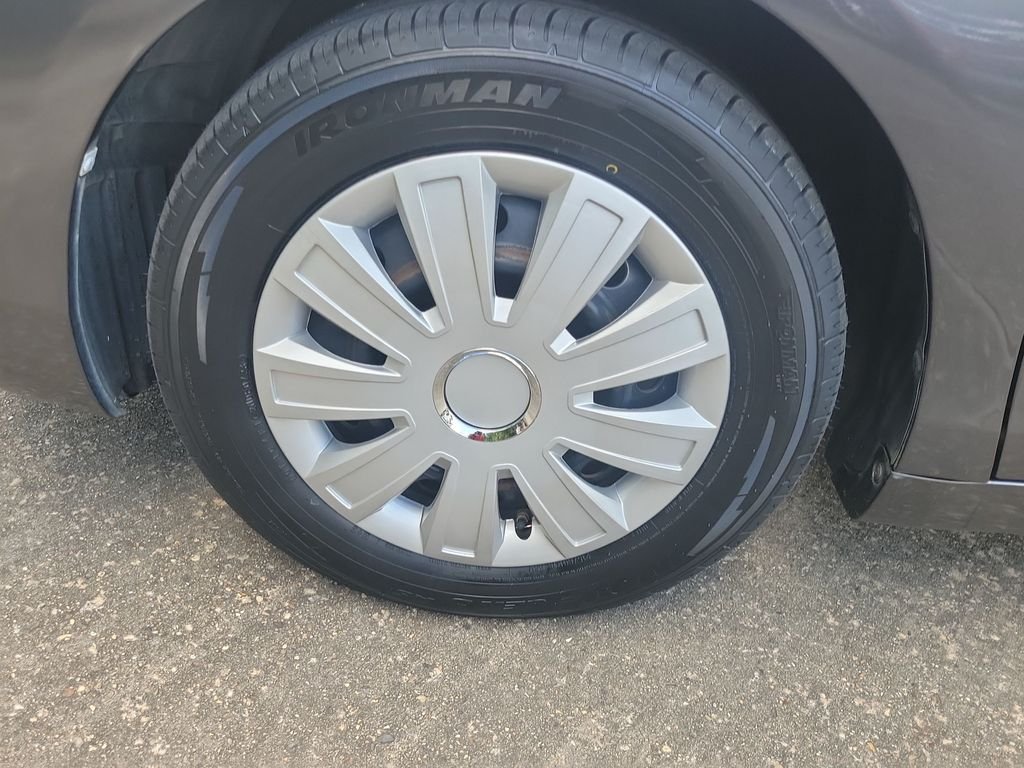 Used 2011 Gray Toyota LE image 32