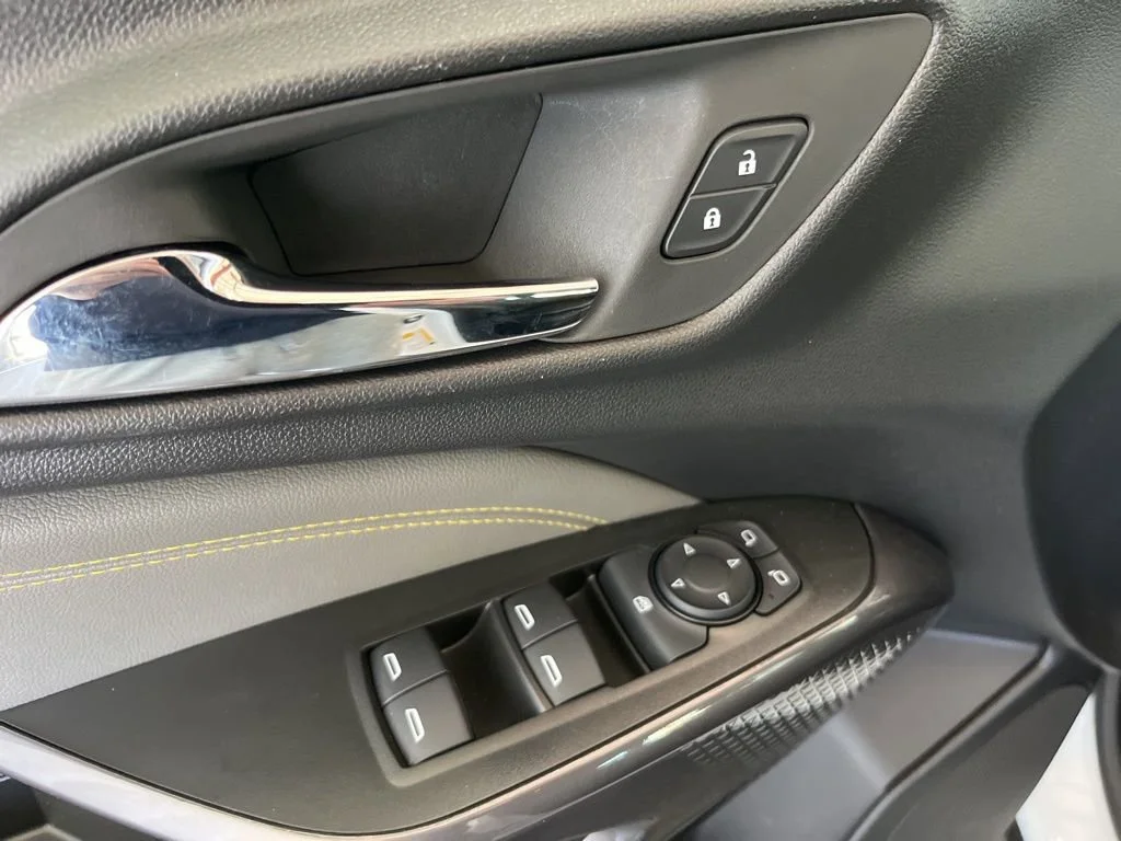 New 2025 Summit White Chevrolet ACTIV image 4