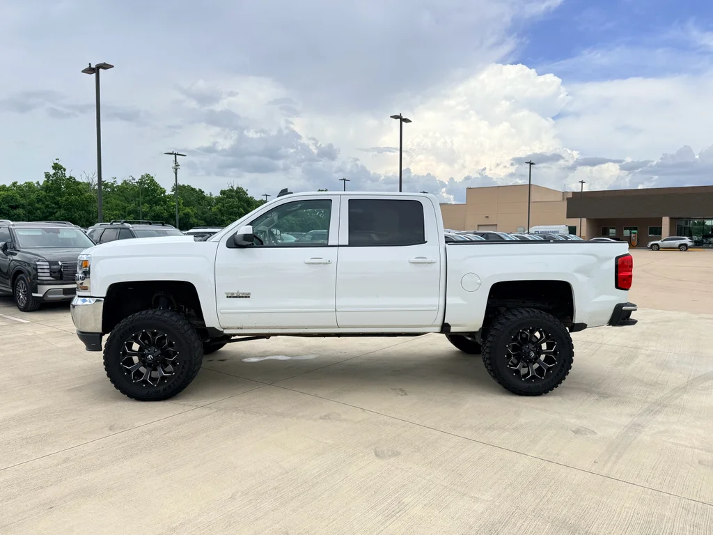 Used 2018 Summit White Chevrolet LT image 7