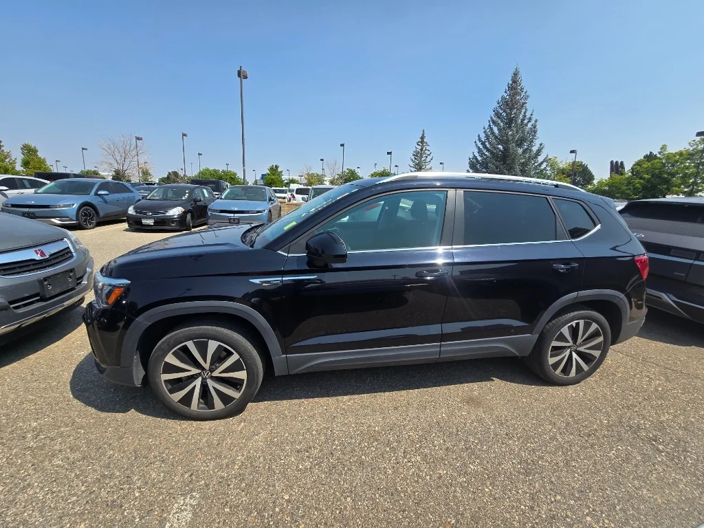 Used 2023 Deep Black Pearl Volkswagen SE image 2