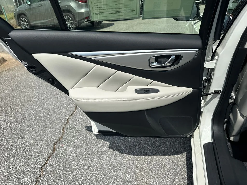 Used 2023 White INFINITI LUXE image 19