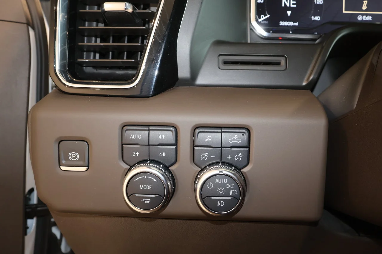 Used 2025 White Frost Tricoat GMC Denali image 11