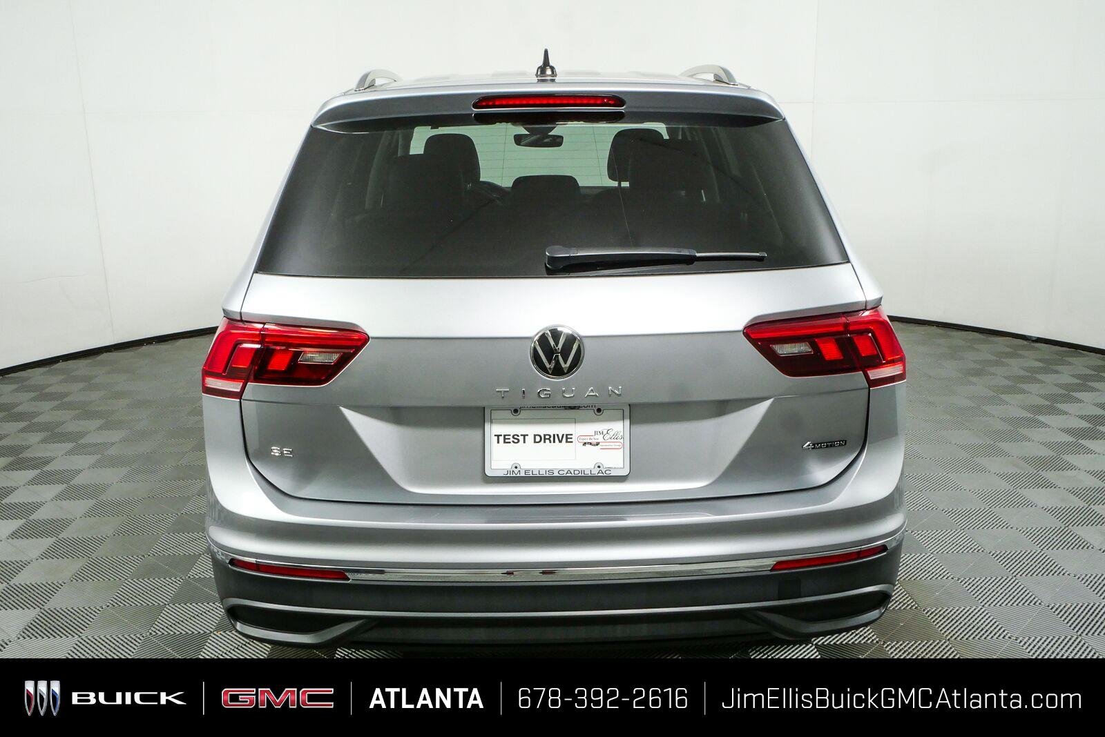 Used 2024 Pyrite Silver Metallic Volkswagen SE image 26