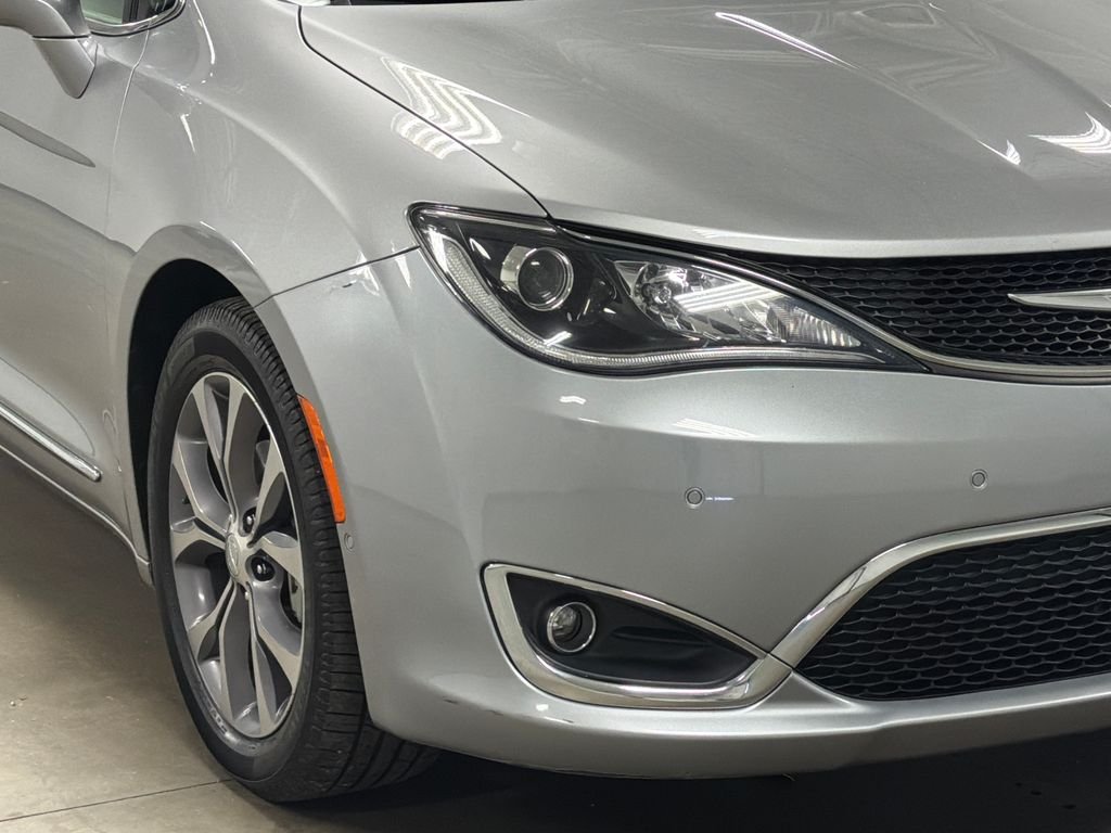 Used 2019 Silver Chrysler Limited image 5